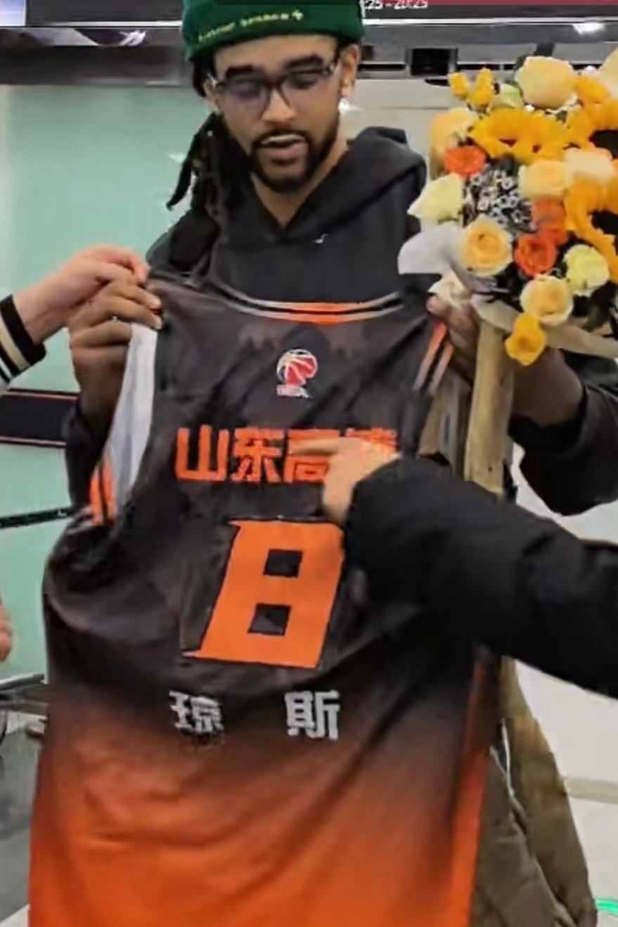 山东男篮新外援琼斯抵达 cba俱乐部杯赛