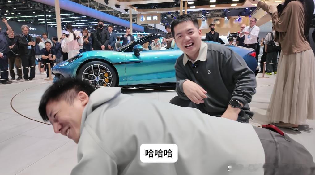 我擦，剪着剪着就看到直接在我面前做俯卧撑了，这是直接给腾势Z拜服的五体投地了呀，