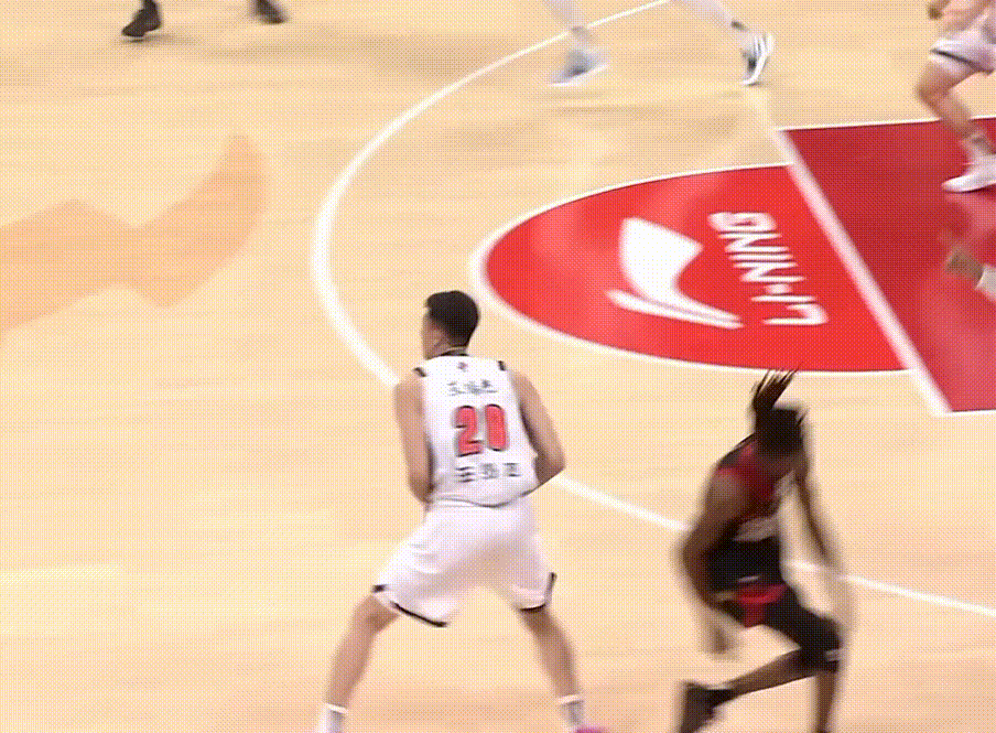 广东队这波反击帅！奎因两记空接打出一波进攻小高潮，奎因只要不持球，无球端的冲击力