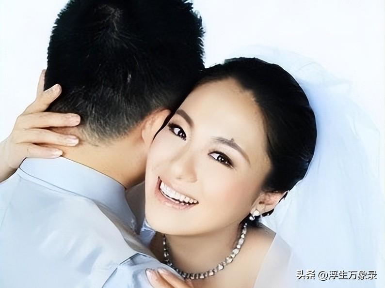 2010年，沈傲君挺着6个多月的孕肚，一个人在家。
 
她的丈夫是一名外交官，因