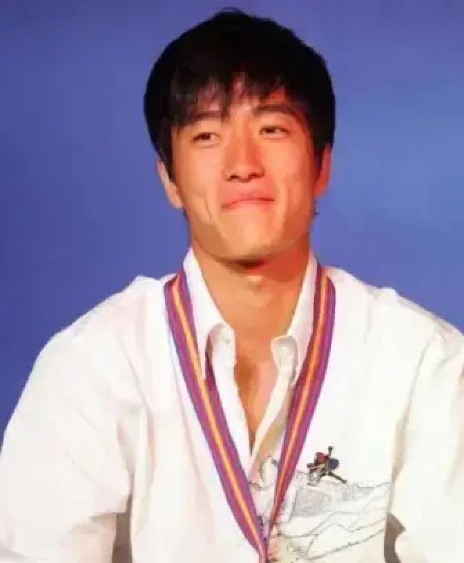 2004年，刘翔在夺冠后，开发商送给了他一套价值225万的房子，可他却转身送给了