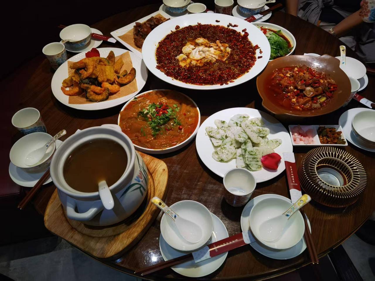 这份情谊谁能懂？

10年前，我们去新疆旅行时，在吐鲁番葡萄沟，如火炉一样的天气