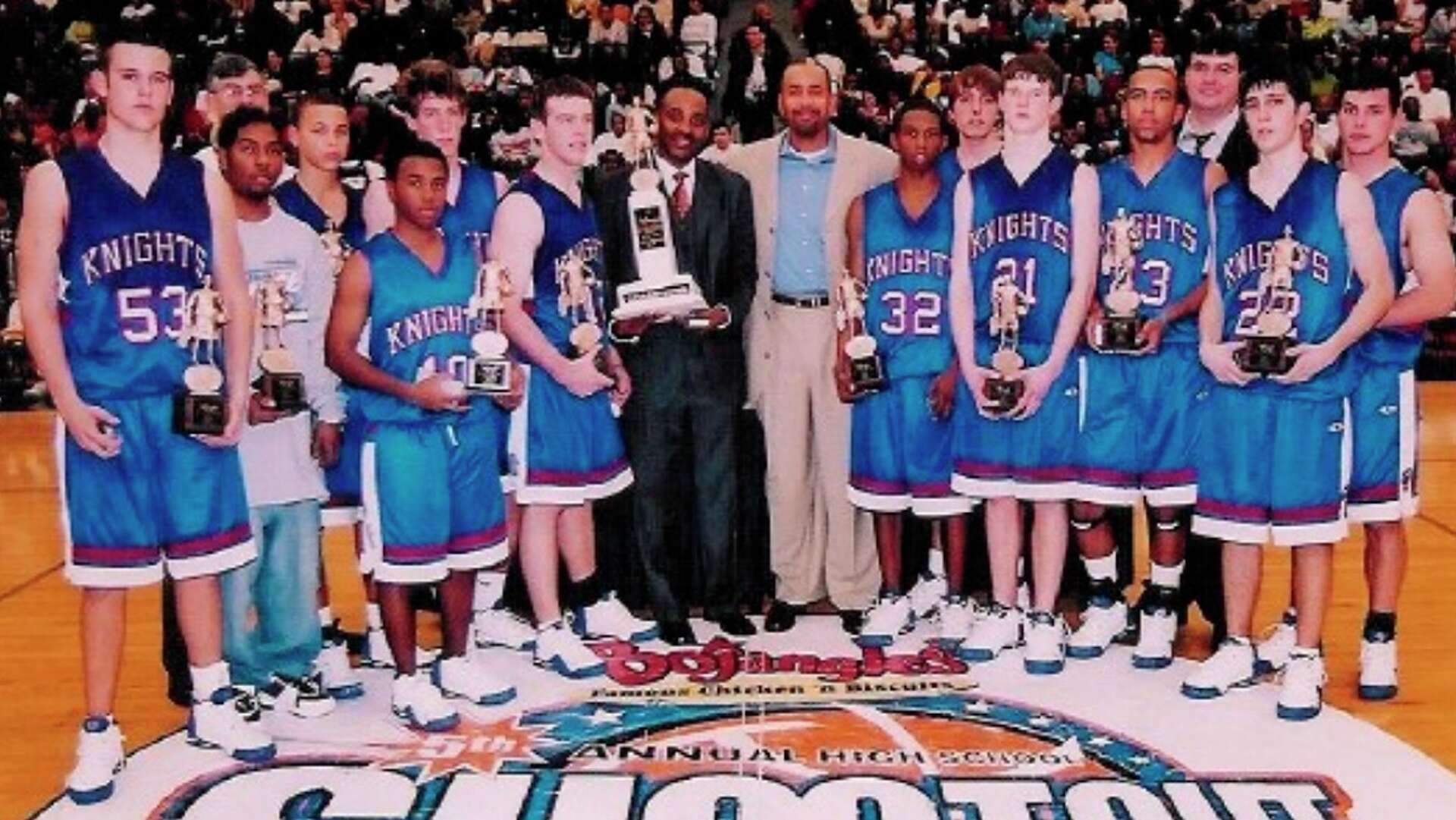 好不容易考古找到的幼库照片库里nba吐槽大会库里黄色这件球衣是库里2001年-2