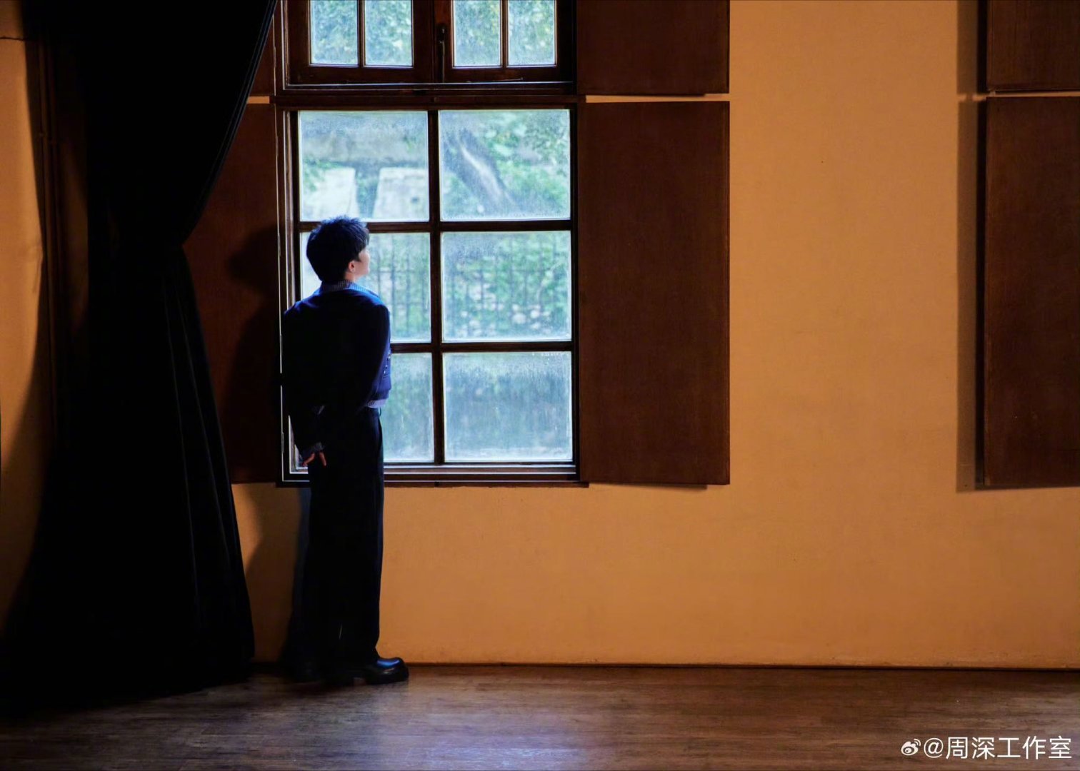 周深 维港打卡三件套香港旅游发展局发的视频里，跟着深深视角逛香港，同款机位拍维港