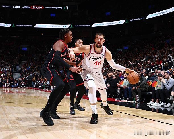 这不还是一样的问题么。没祖巴茨，让大洛上去打先发，这场快船肯定赢不了。你说祖巴茨