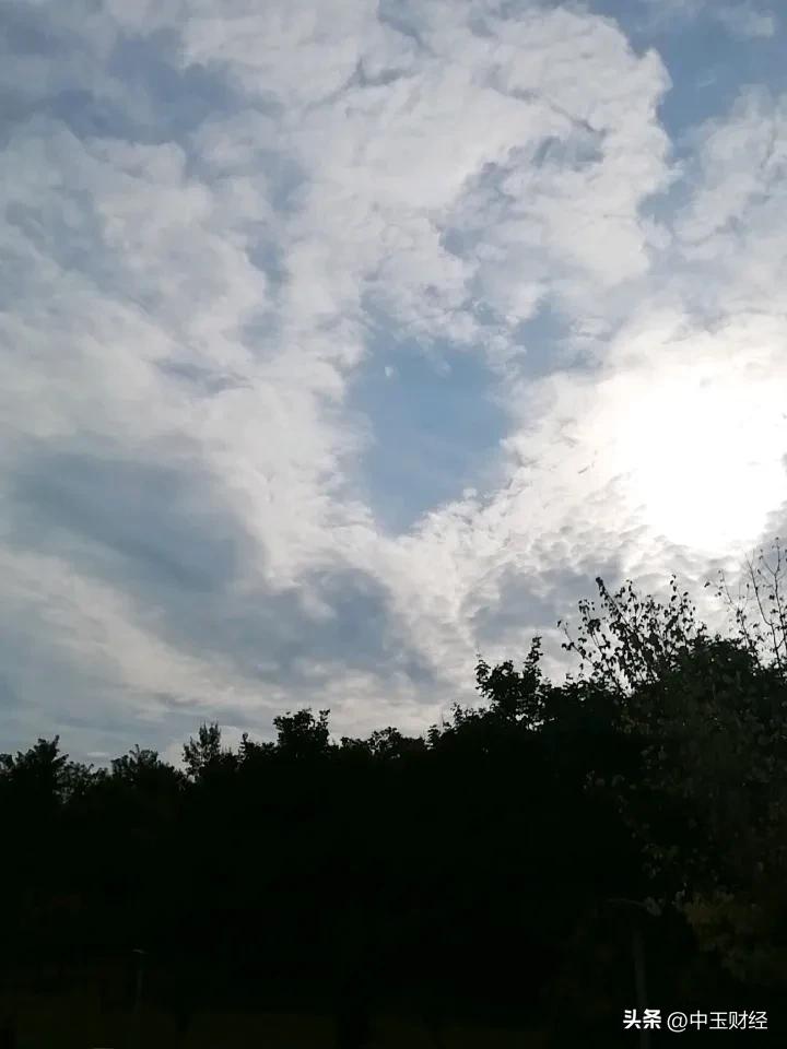 上传一张你手机里天空的照片吧天空很蓝，但是还有一些乌云的干扰！人生也是如此，飘飘