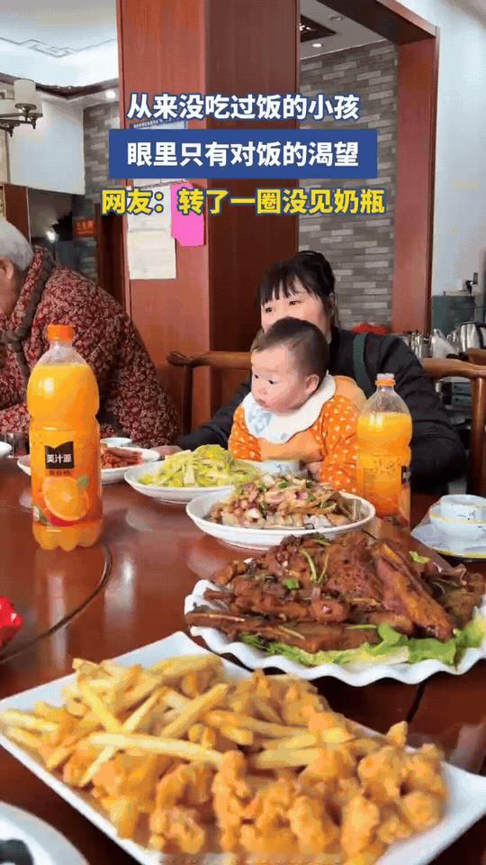 这眼神，已经把整桌菜都锁死了
 
各位友友早上好！现在为您转播的是「人类幼崽餐桌