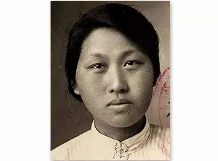 1908年，13岁潘玉良被舅舅卖到妓院，妓院老板嫌她狮鼻、口阔、厚嘴唇，实在是长