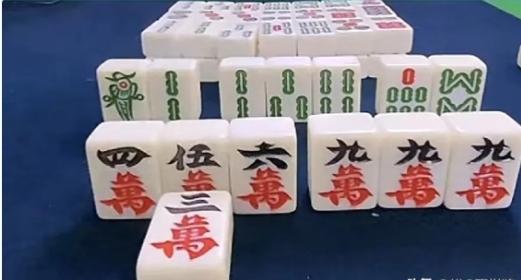 笑喷！打麻将被群嘲，我到底错哪了？
 
昨晚打牌打出阴影了！我手捏3万果断打出，