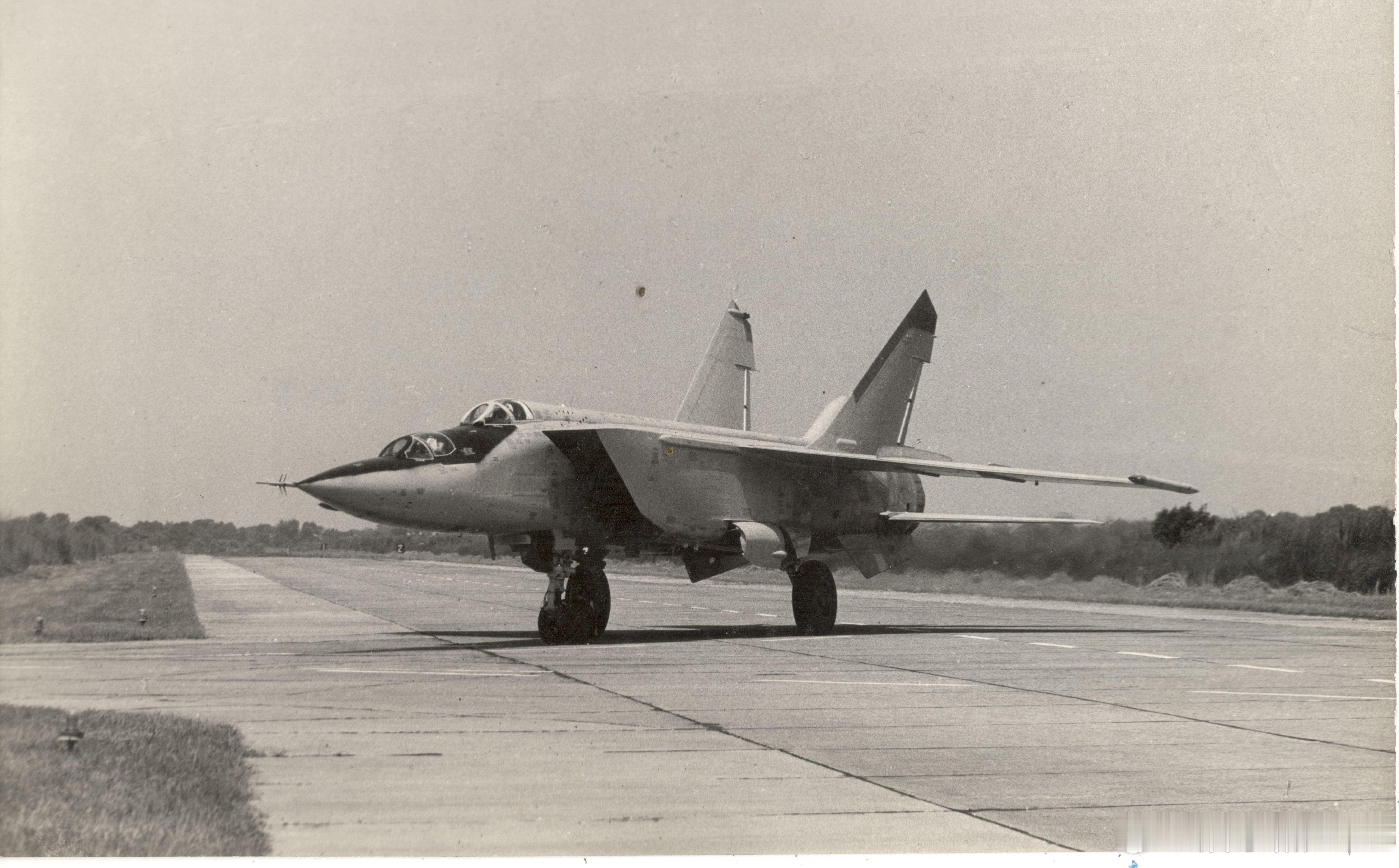 阿三与MiG-25 
