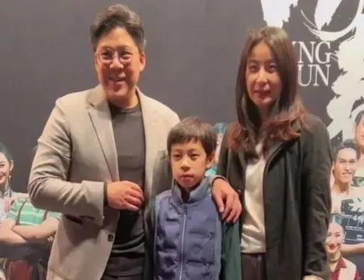 #冬日生活打卡季#郭晶晶一家带儿子看舞台剧《咏春》！

郭晶晶霍启刚还有婆婆朱玲