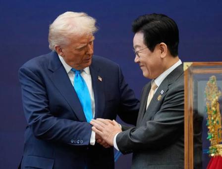 特朗普今天（8月18日）接受采访时抨击韩国：“我打电话给韩国总统，问他：‘你们能