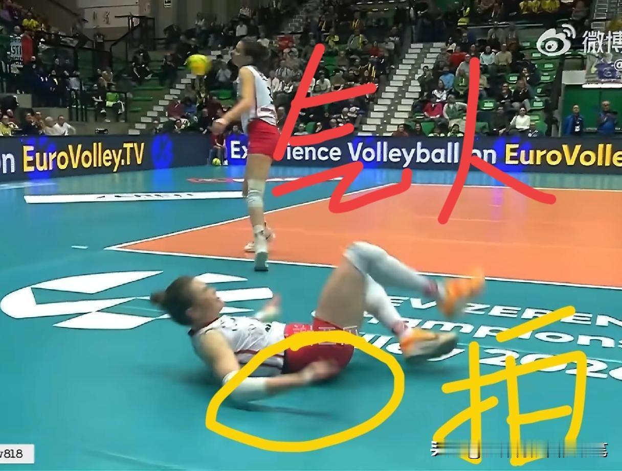 欧冠小组赛末轮，这名躺地的波兰攻手被朱婷气得，右手连拍三下地板[捂脸]她没想到，