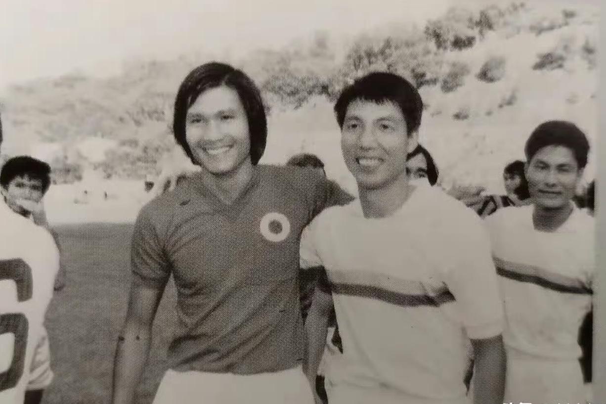 徐根宝和容志行，一张罕见的合影，这张黑白照片拍摄于1974年的香港足球场，右边是