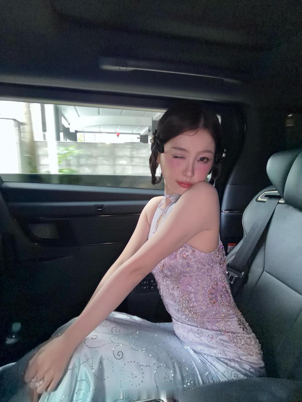 虞书欣ins更新了，很漂亮身材也好好哦