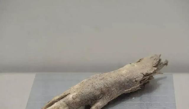 1983年，甘肃嘉峪关，一个放牛老汉路过汉代烽燧遗址时暴风突起天昏地暗，地面突然