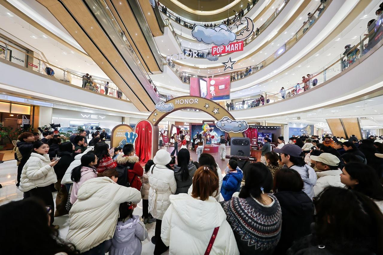 荣耀和泡泡玛特搞的这个联名手机，今天一开卖就火了。4499元的荣耀500 Pro