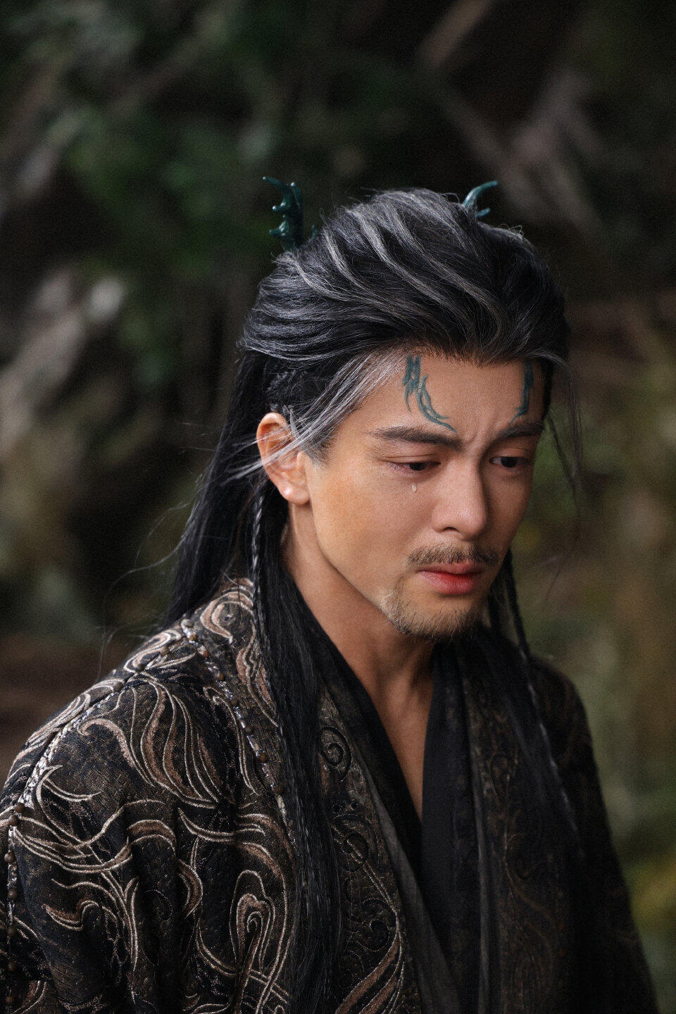 曾舜晞治一下近视眼曾舜晞老年法拉利 曾舜晞的骨相真的太能打！老年武拾光银发胡茬氛