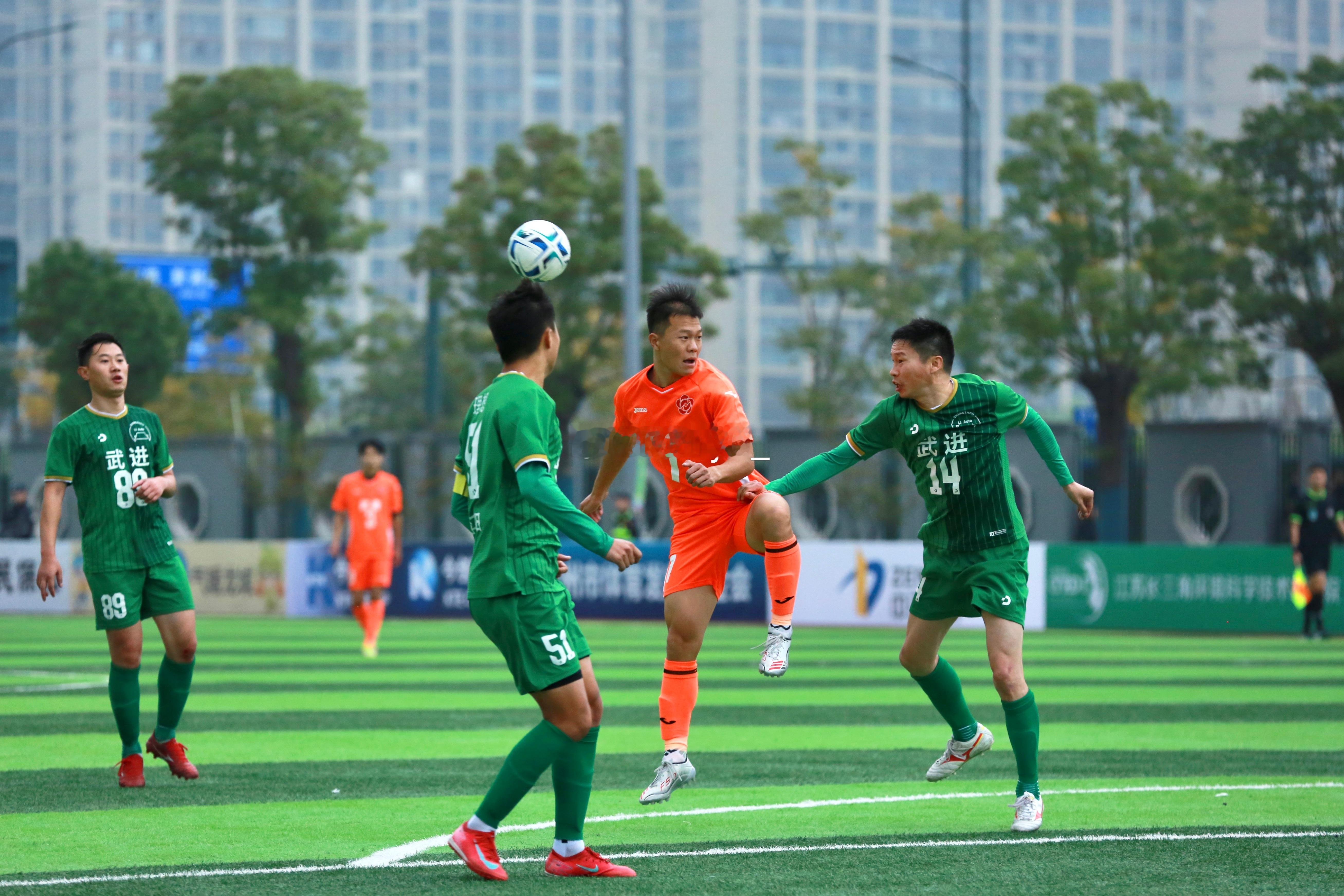 为常州队加油助威常超常州[超话] 赛后奥智队员来到助威方阵前 感谢奥智球迷会球迷