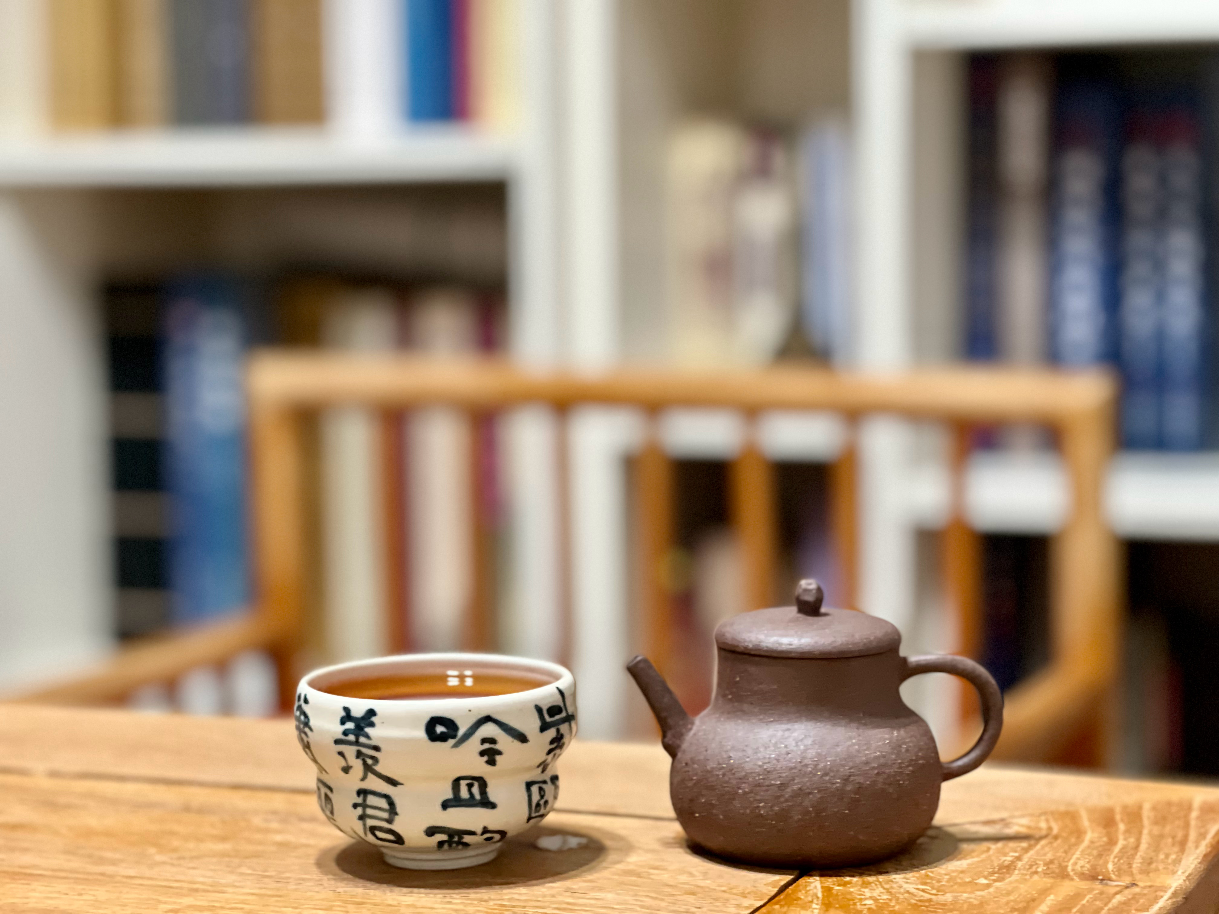 气象预报说台风要来，可是此刻宜兴的天空，云彩与星星清晰可辨。我在书房静坐，悠然品