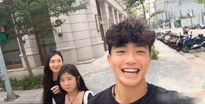 曹格的基因一丝不差地传给了女儿Grace，反观儿子Joe是专挑父母的优点长啊！ 