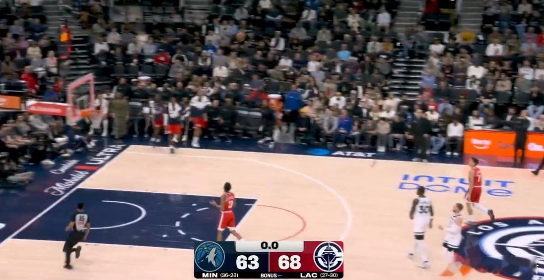 三节结束，快船68比63领先，对的，你妹看错，这是三节结束！！ 快船单节打出30