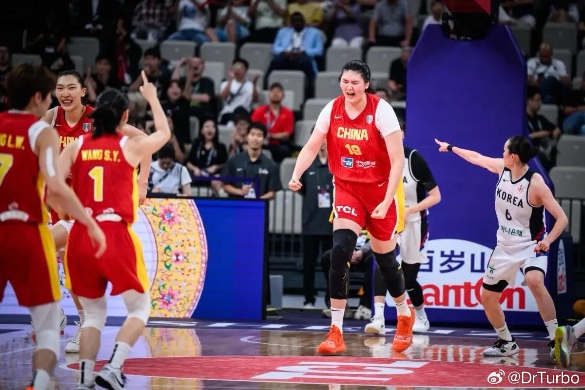最终中国女篮大胜韩国女篮中国女篮vs韩国女篮女篮双塔是大杀器热点现场 继续加油吧