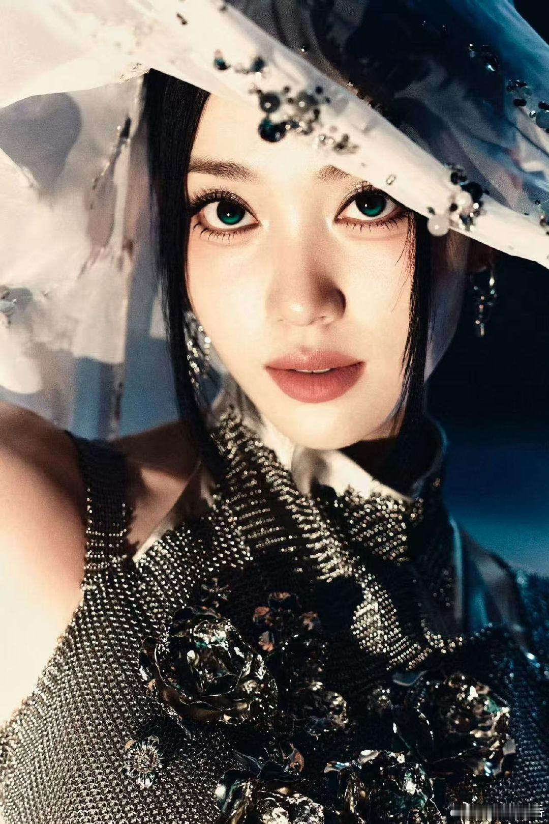 沈小婷翡翠绿瞳 沈小婷神女降临宛若神女踏光而来，沈小婷翡翠绿瞳造型亮相 solo