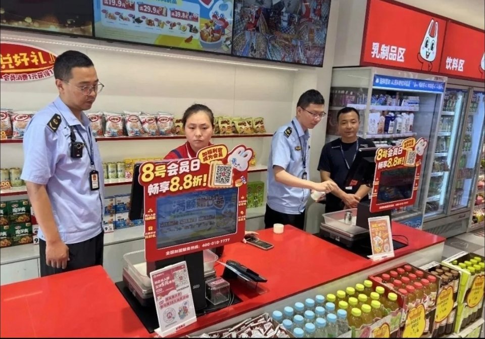 赵一鸣、好想来这些量贩零食品牌，平时请代言人拍广告那叫一个光鲜亮丽，门店装修也是