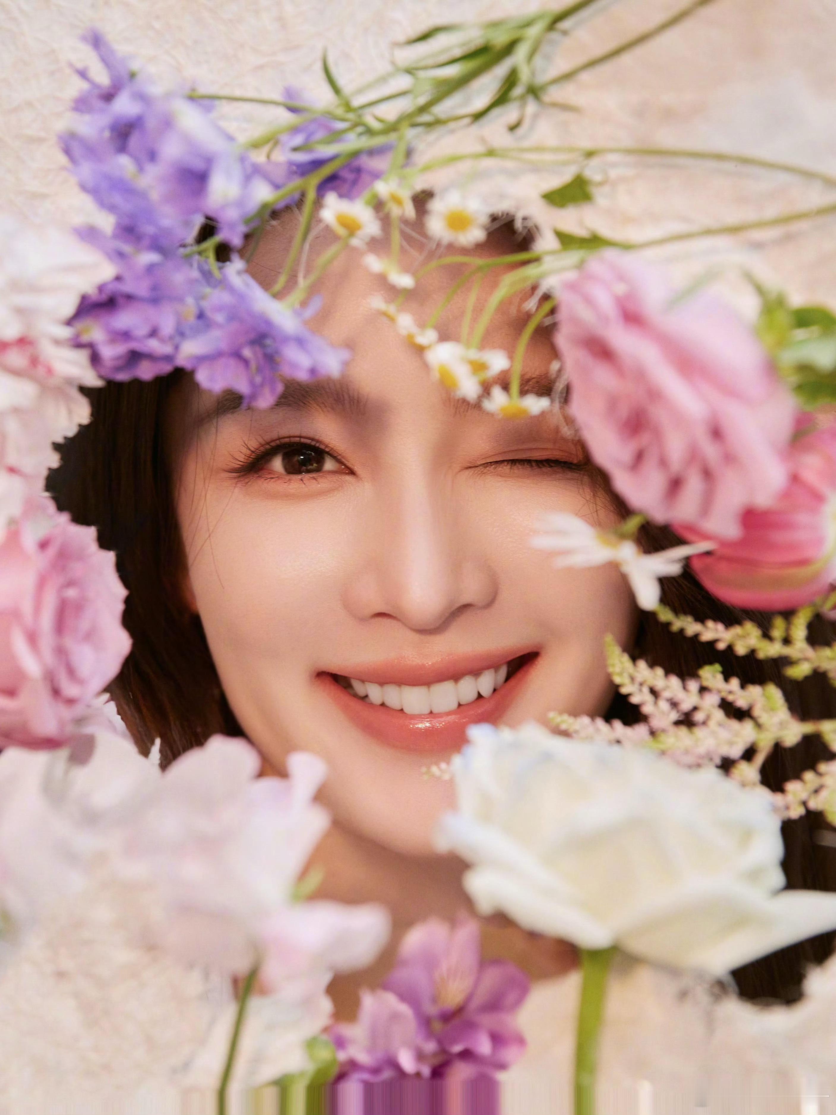 沁沁这组晚宴生图真的美到失语，完全是江南千金本人参加晚宴啊。她太适配极简风穿搭了