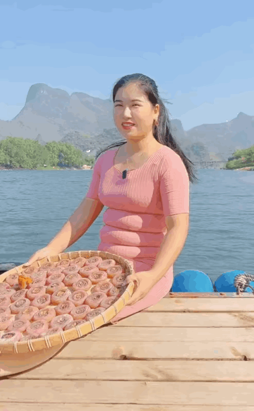 图一：晶莹剔透的柿饼，加上后面的好山好水，也算是一个成功的广告了。
图二：不可能