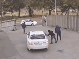 南非近期涉华安全事件揪紧众人的心。驻南非大使馆已再次下发安全提示，明确告知当地中