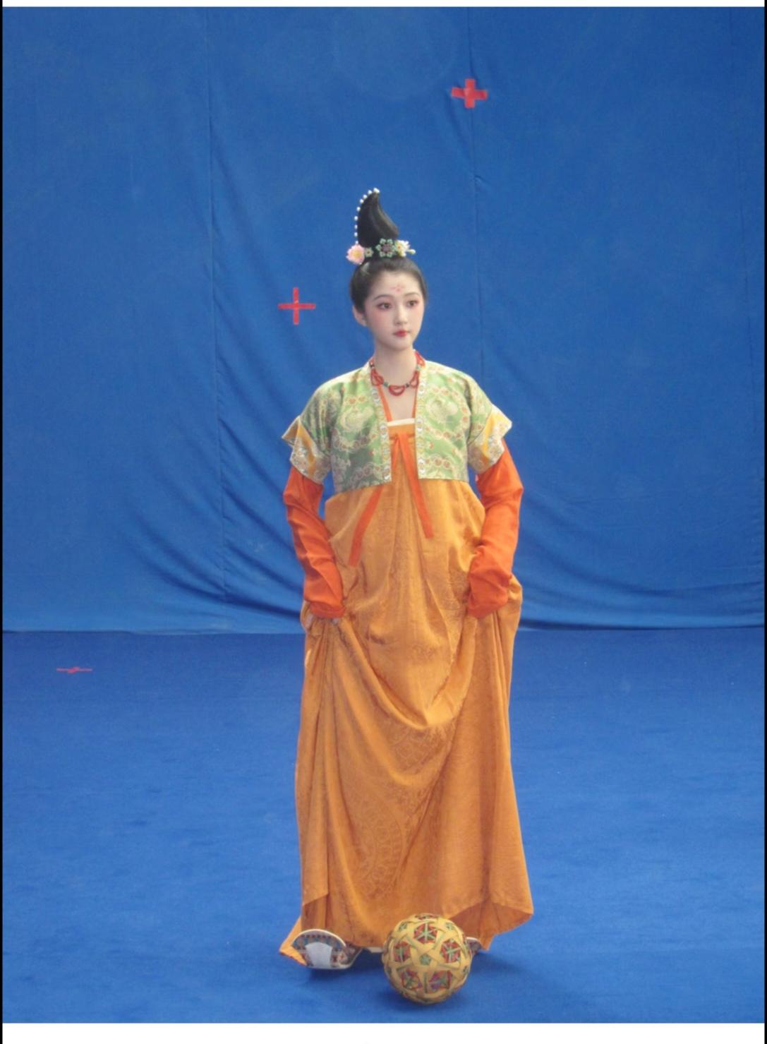 关晓彤，真不适合穿汉服，有种丫头穿错了衣服的感觉。