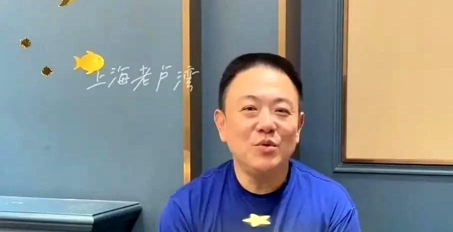 一张票680块，台下坐满拧着保温杯的爷叔阿姨。
你以为是追星，其实是漕河泾退休工