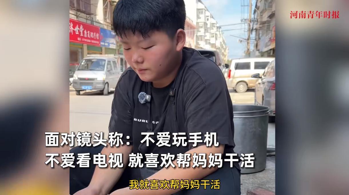 “少年强则国强！”7月8日，安徽，一位13岁的小男孩每天帮家里的餐馆炒菜、切菜甚