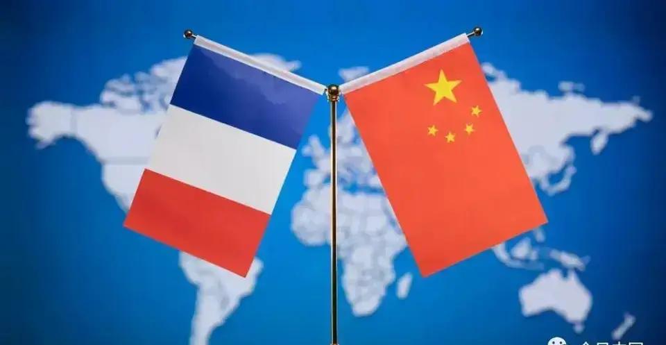 快讯！深夜快讯！
刚看到的新闻，法国🇫🇷总统马克龙要先来一步了，他计划12月