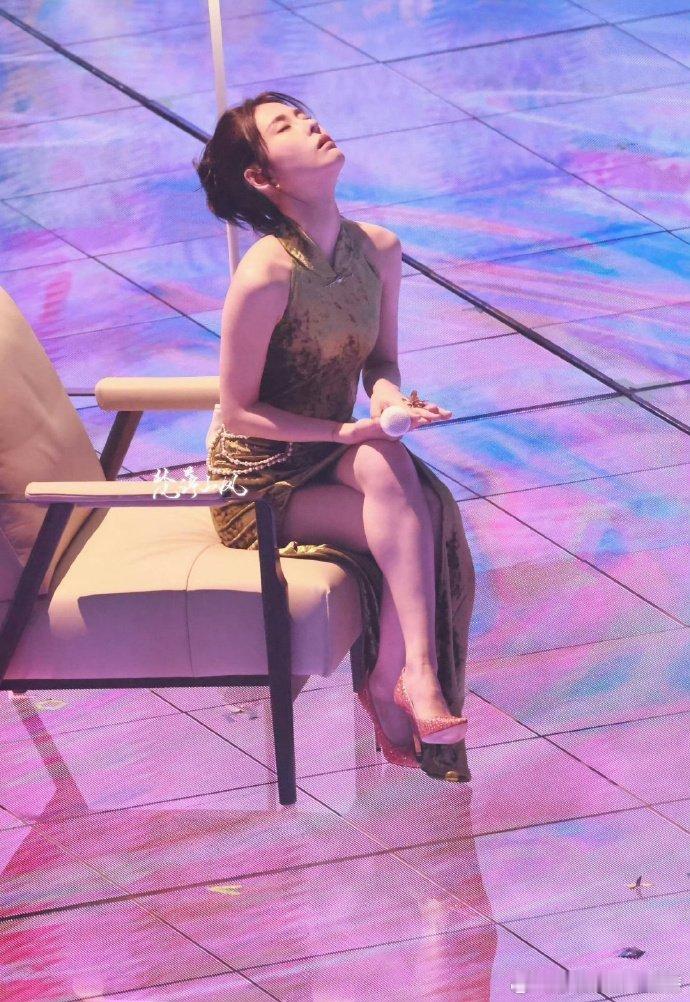 每次一看到张碧晨就想问他到底凭什么啊！ 