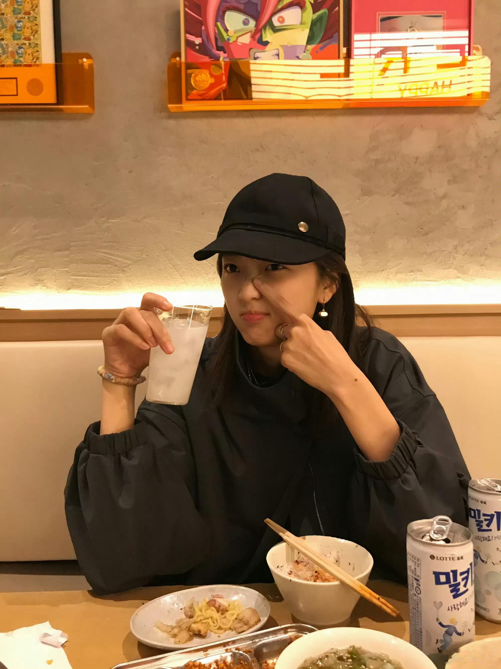 孙千下班喝酒照 喝酒的孙千也好有氛围感，韩女千颂伊既视感孙千[超话] ​​​