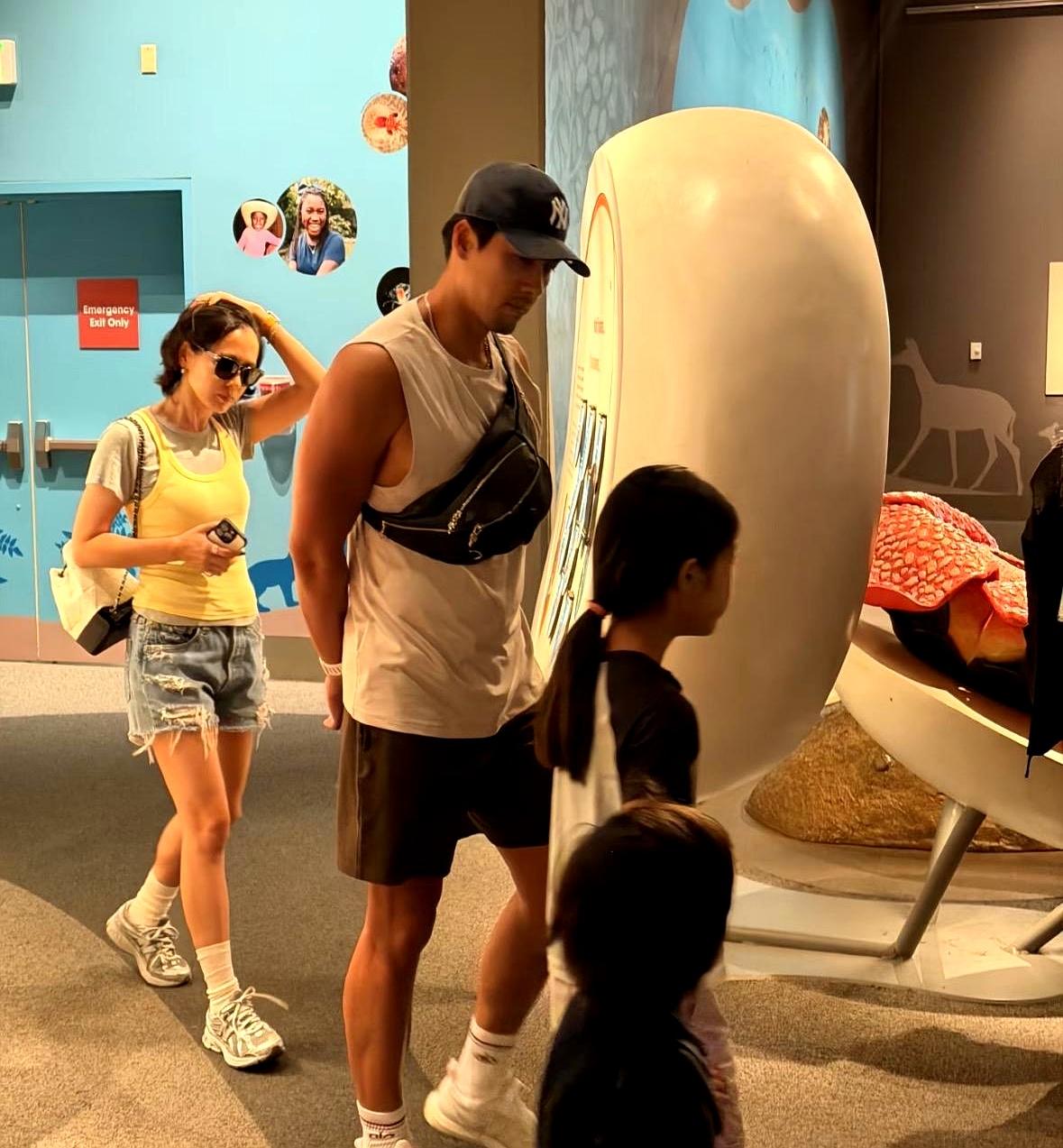 谁能想到，平时在屏幕里闪闪发光的顶级巨星，一到暑假也逃不过被“四脚吞金兽”支配的