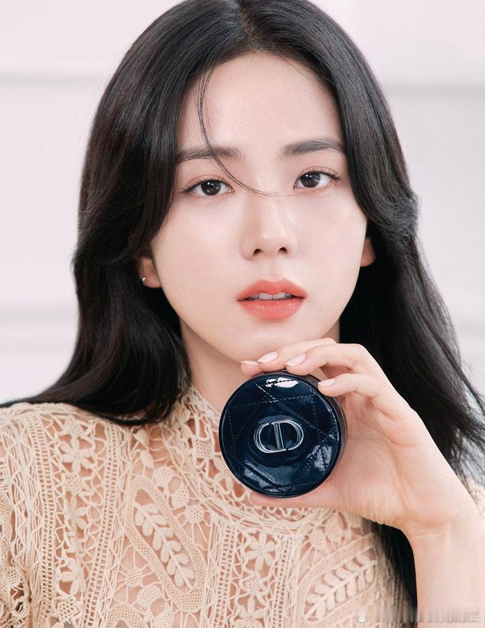 kimjisoo[超话]  秀秀姐所有的广告造型中我最爱的一个[抱一抱]好温柔好
