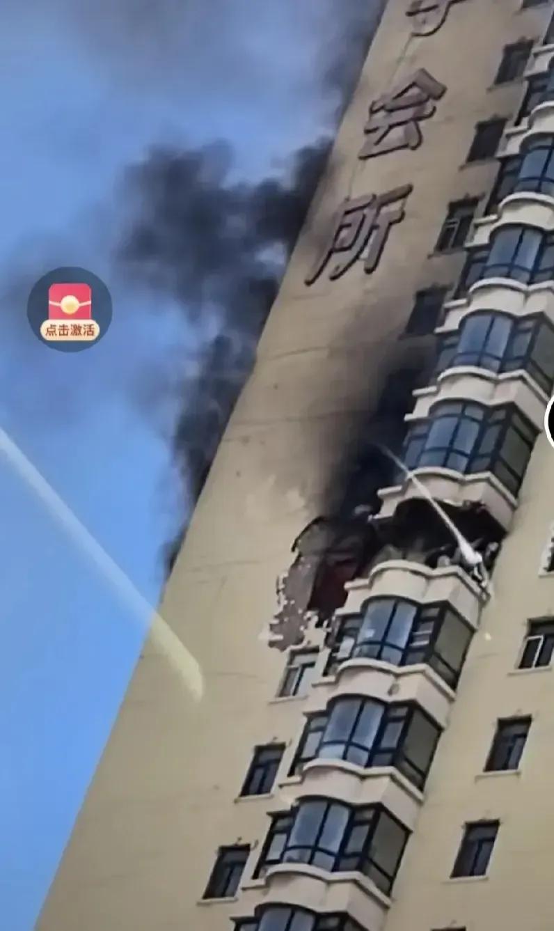 突发，哈尔滨道外区的宝宇荣耀上城突发火灾！

现场的火势很凶猛，黑烟滚滚！从里面