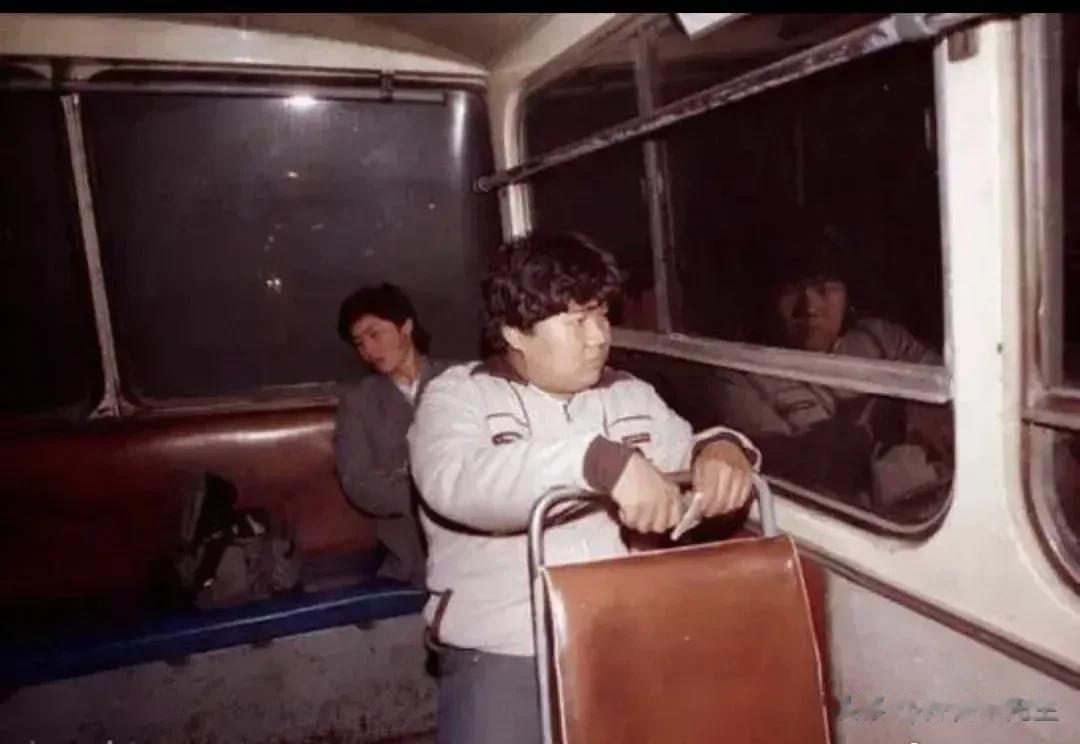 照片拍摄于1992年的北京。这名青年就是毛主席的后人毛新宇！那个时候他正在中国人