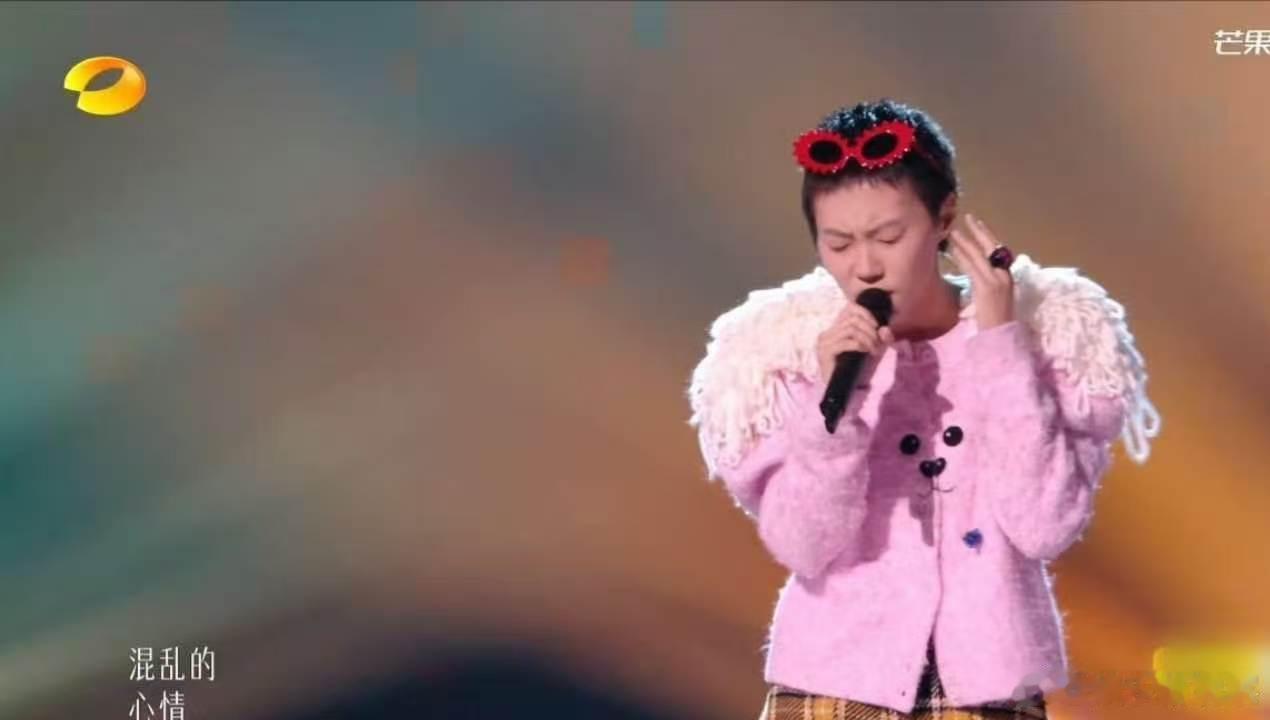 歌手排名窦靖童 陈土豆歌手2026网友趣味对比窦靖童与陈土豆穿搭，泡面造型笑点足
