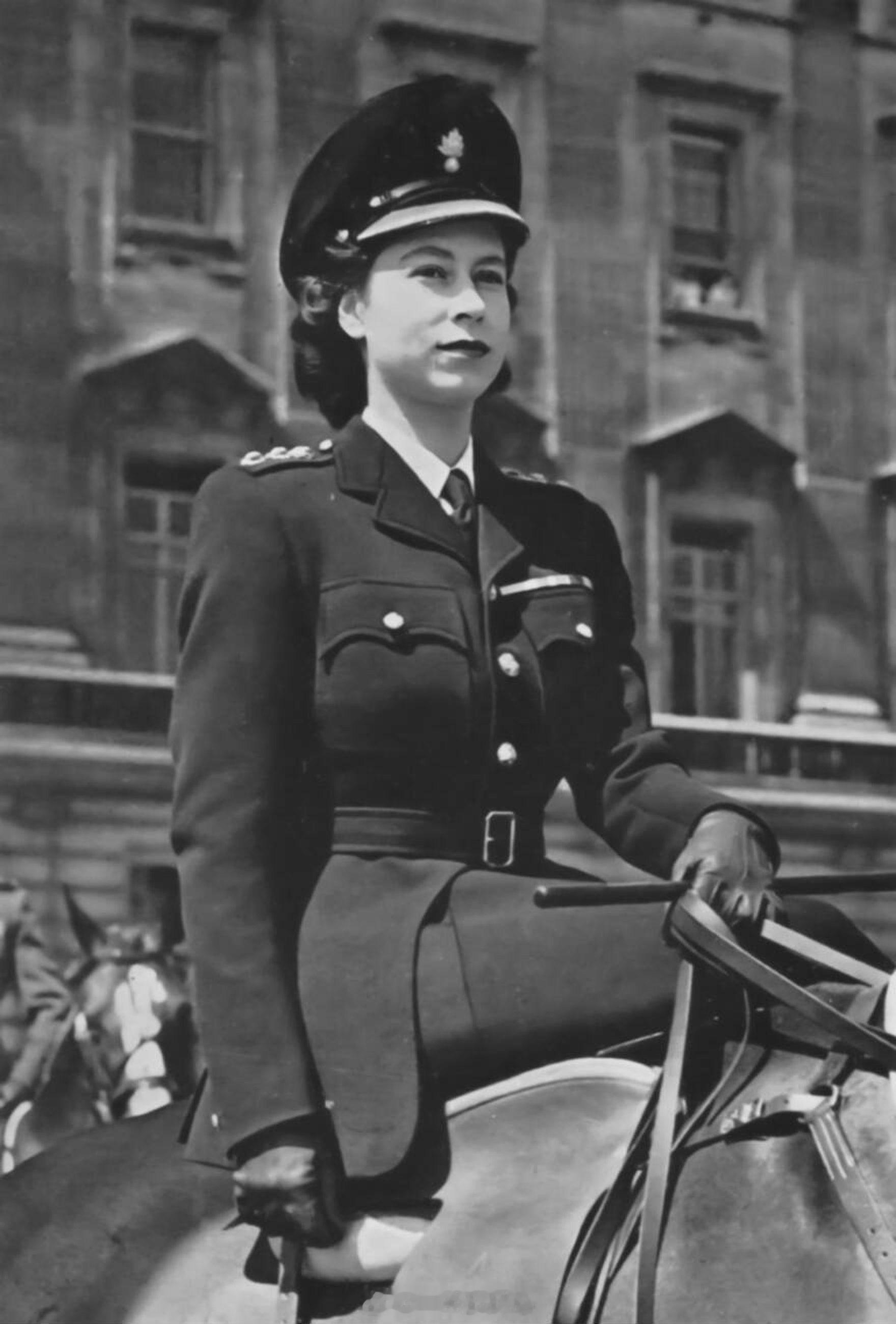 英国王室  那些年，伊丽莎白二世女王生前穿过的掷弹兵卫团军装💂🏻♀️和那著名