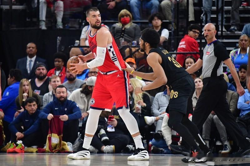 哈登半场24分，球队居然还能落后12分！祖巴茨运球打脚上，柯林斯进攻犯规，邓恩空