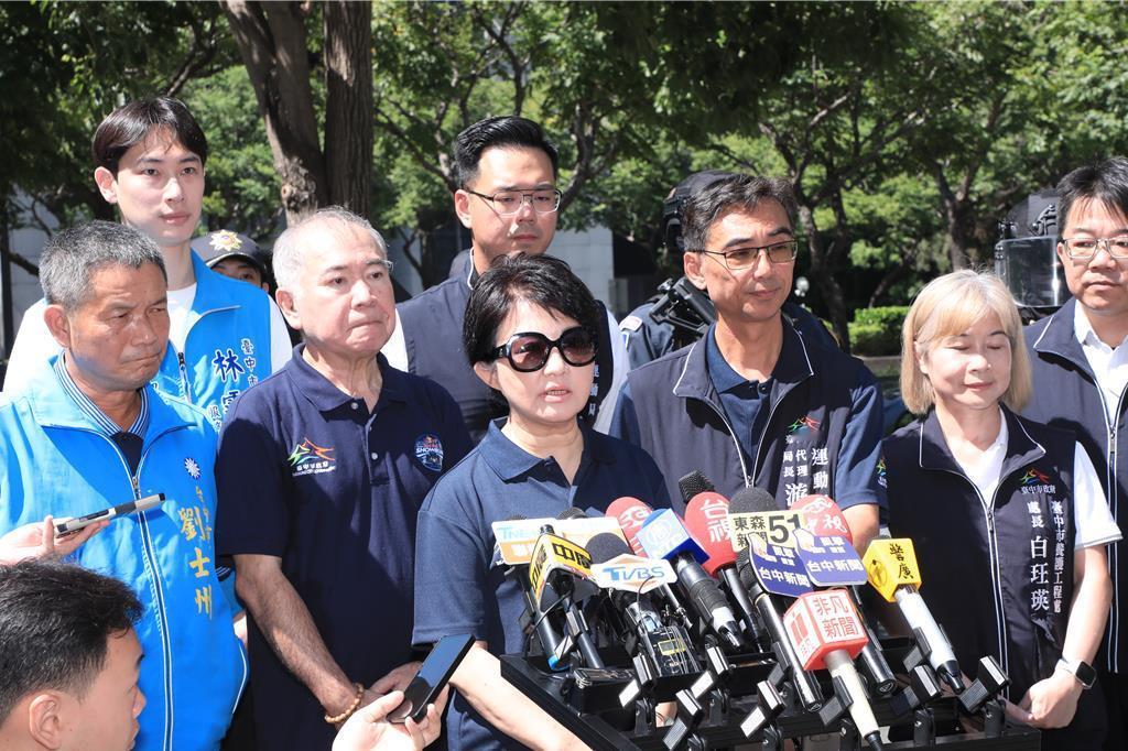 台中市政府今日召开市政会议，由副市长黄国荣代理主持，引发外界对市长卢秀燕去向的讨