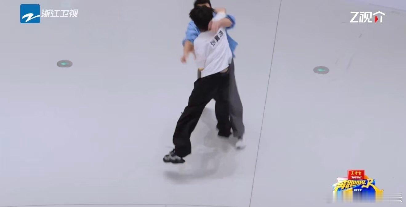 张真源连撕四人名牌终结比赛 张真源：你们一起上吧，我赶时间。然后他真的一口气撕了