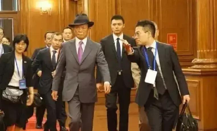 麻生太郎迈着六亲不认的步伐出现在公众视野时。旁边工作人员的肢体语言，竟和安倍晋三