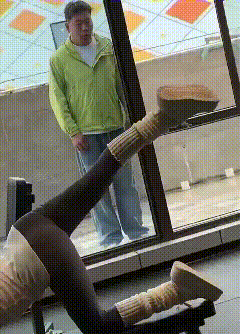 绿衣男子心里有没有鬼不知道，反正被吓一跳！
玻璃映出男子直勾勾的目光，他隔着窗户