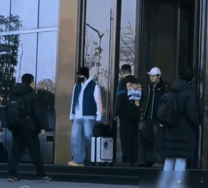 魏桥是真把流量密码玩明白了！刚卫冕乒超冠军第二天，直接包一节高铁拉着王楚钦们回滨